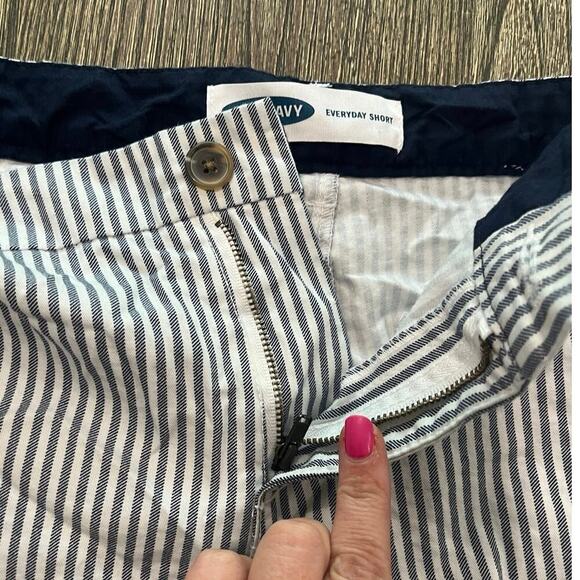 Old Navy Everyday Shorts Mid Rise Flat Front Cotton Striped Blue White Size 12 - Picture 4 of 7